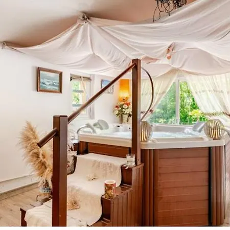 D'hôte Piscine Inclus Sauna Et Jacuzzi En Option Casa de hóspedes