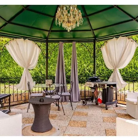 D'hote Rose Avec Petit Dejeuner Sauna Et Jacuzzi En Option בית הארחה